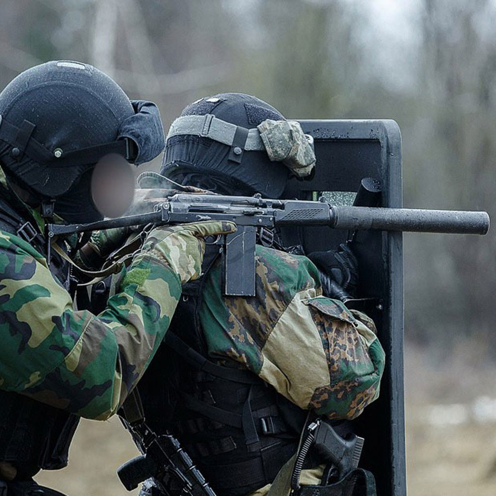 Một trong những vũ khí nổi bật nhất mà Lào nhập khẩu không thể không nhắc đến loại súng trường tấn công cực kỳ hiện đại 9A-91 từ Nga. Đây là một loại vũ khí vô cùng độc đáo của Phòng thiết kế KBP phát triển vào năm 1991 dành cho các đơn vị cảnh sát và quân đội Nga. Ảnh: Một binh sĩ Nga huấn luyên với khẩu 9A-91