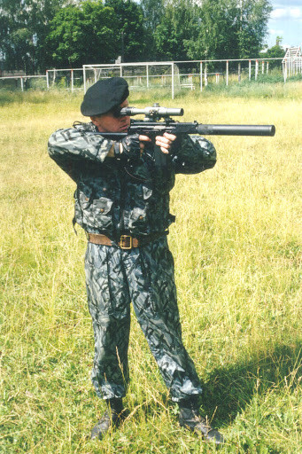 Có thể thấy rằng, việc quân đội Lào đưa vào trang bị loại súng 9A-91 này là vô cùng đúng đắn, họ đã sở hữu một loại súng có thể xuyên giáp tốt, độ chính xác cao, tác chiến hiệu quả trong môi trường đô thị, rất phù hợp với các lực lượng như đặc công hay cảnh sát đặc nhiệm. Ảnh: Một binh sĩ với khẩu 9A-91 gắn ống ngắm PSO-1