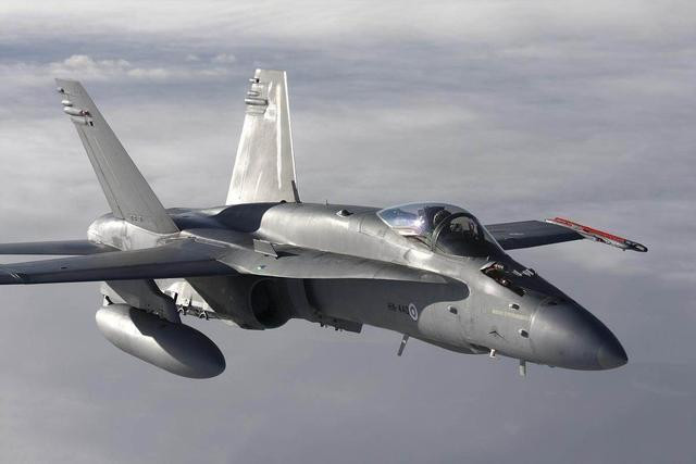 Ngay cả trong cuộc Chiến tranh vùng Vịnh năm 1991, Không quân Mỹ đã xuất kích nhiều máy bay chiến đấu F-15 để bao vây các máy bay chiến đấu MiG-25 của Không quân Iraq. Tuy nhiên, họ đã thất bại trong việc đánh chặn loại máy bay này và mất một máy bay chiến đấu F/A-18 Hornet của Hải quân. Sự kiện này đã khiến MiG-25 là máy bay duy nhất sau Chiến tranh Việt Nam đã bắn hạ máy bay chiến đấu của Mỹ trong thời gian chiến tranh. Ảnh: Máy bay chiến đấu F/A-18 Hornet của Hải quân Mỹ.