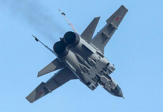 Trong số các loại vũ khí tiêu biểu của Liên Xô, có loại máy bay chiến đấu được mệnh danh là "Vua tốc độ" đó là MiG-25 (tên ký hiệu của NATO: Foxbat); đây là loại máy bay chiến đấu đánh chặn tốc độ cao, được phát triển bởi Cục thiết kế Mikoyan lừng danh của Liên Xô.