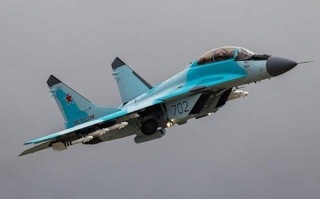  Máy bay chiến đấu MiG-25 do Liên Xô phát triển có nhiều phiên bản như tiêm kích đánh chặn, trinh sát và huấn luyện; đã có khoảng 1.200 chiếc MiG-25 đã được sản xuất; trong số đó có 60% là máy bay trinh sát, 10% là máy bay huấn luyện hai chỗ ngồi và chỉ 30% là máy bay đánh chặn.