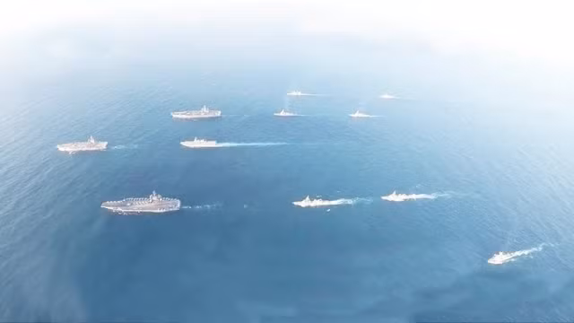 Hiện nay nhóm tác chiến tàu sân bay USS Theodore Roosevelt đang hoạt động ở Biển Philippine gần đảo Guam. Trong khi đó nhóm tác chiến tàu sân bay USS Nimitz lại nằm ở Bờ Tây nước Mỹ. Tàu USS Ronald Reagan đã rời cảng ở Nhật Bản. Chỉ hủy Hải quân Mỹ cho biết, hiện Hải quân Mỹ có hàng chục chiến hạm khác đang hoạt động quanh khu vực Ấn Độ-Thái Bình Dương.