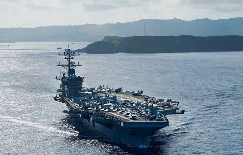 Về phản ứng của Trung Quốc trước các động thái của Mỹ, cũng theo tờ Hoàn Cầu dẫn lời ông Lý Kiệt, một chuyên gia về hải quân tại Bắc Kinh, cho biết, Trung Quốc có thể chống lại hành động "răn đe" của Mỹ bằng cách tích cực huấn luyện để chuẩn bị cho một cuộc chiến tranh với Mỹ, trước mắt là tổ chức các cuộc tập trận tương ứng. Ảnh: Tàu sân bay USS Theodore Roosevelt.