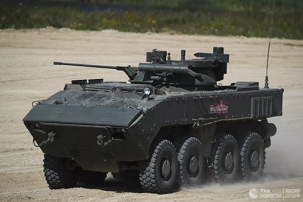 Bumerang được trang bị giáp phức hợp, thân xe và tháp pháo làm bằng thép hàn, thiết kế thân xe hình chữ V; khối lượng chiến đấu từ 15-20 tấn, dài 8 m; vận tốc tối đa trên đường 100 km/h, dưới nước 10 km/h, tầm hoạt động 800 km; kíp lái 3 người và chở theo 9 binh sỹ. Ảnh: ACV Bumerang - Nguồn: Wikipedia.