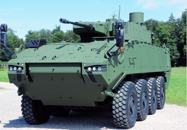 Piranha V sử dụng động cơ diesel tăng áp MTU 6V199 TE21 của Đức, công suất 580 mã lực; dẫn động 4 bánh toàn thời gian, vận tốc tối đa trên đường 100 km/h, tầm hoạt động 800 km; vượt dốc cao 60%, dốc nghiêng 40%, hào rộng 2 m và vật cản thẳng đứng cao 0,75 m. Ảnh: Piranha V - Nguồn: Wikipedia.