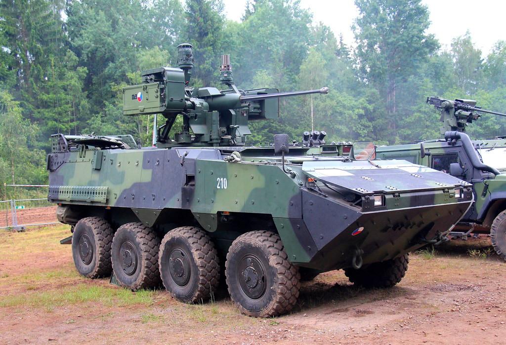 Pandur II dài 7,54 m, rộng 2,66 m và cao 2,08 m; khối lượng chiến đấu 22 tấn; sử dụng loại động cơ diesel Cummins ISC, công suất 285 mã lực, đạt vận tốc tối đa trên đường 105 km/h, tầm hoạt động 700 km; khả năng vượt dốc cao 70%, sườn nghiêng 40%, vật cản thẳng đứng cao 0,5 m và hào rộng 1,4 m; có thể được vận chuyển bằng máy bay vận tải C-130 Hercules. Ảnh: ACV Pandur - Nguồn: Wikipedia.