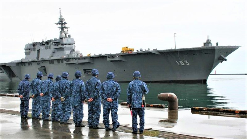 Hai tàu sân bay lớp Izumo 24.000 tấn là JS Izumo và JS Kaga, được đưa vào hoạt động lần lượt vào năm 2015 và 2017, lượng giãn nước tiêu chuẩn 19.813 tấn; lượng giãn nước đầy tải: 27.433 tấn; tàu có chiều dài: 248 m, sườn ngang: 38 m; tốc độ tối đa trên 30 hải lý/giờ (56 km/h). Ảnh: Tàu sân bay trực thăng Izumo - Nguồn: forbes.com