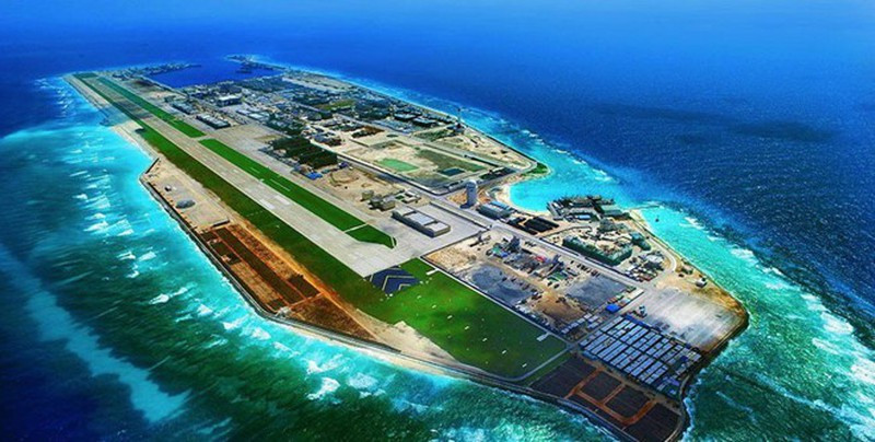 Hiện nay, Trung Quốc đang chiếm đóng trái phép một số thực thể địa lý tại quần đảo Trường Sa thuộc chủ quyền Việt Nam, hiện nay, nước này đang bồi đắp các thực thể này thành các đảo nhân tạo có diện tích khá lớn, với một đường băng dài hơn 3km có thể cất hạ cánh oanh tạc cơ H-6K. Ảnh: Đá Chữ Thập trong quần đảo Trường Sa của VN bị Trung Quốc chiếm đóng và xây dựng thành đảo nhân tạo phi pháp.