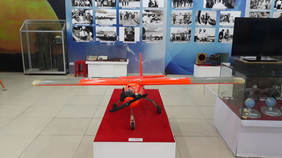 Những chiếc M96 (bay ngày) và M96D (bay đêm) đầu tiên được Quân chủng Phòng không – Không quân chế tạo hoàn thiện vào năm 1999. Hai mẫu máy bay không người lái này được thiết kế trên cơ sở tham khảo tổ hợp thiết bị bay DF-16 của Israel được Quân chủng mua. Ảnh: Hoàng Lê