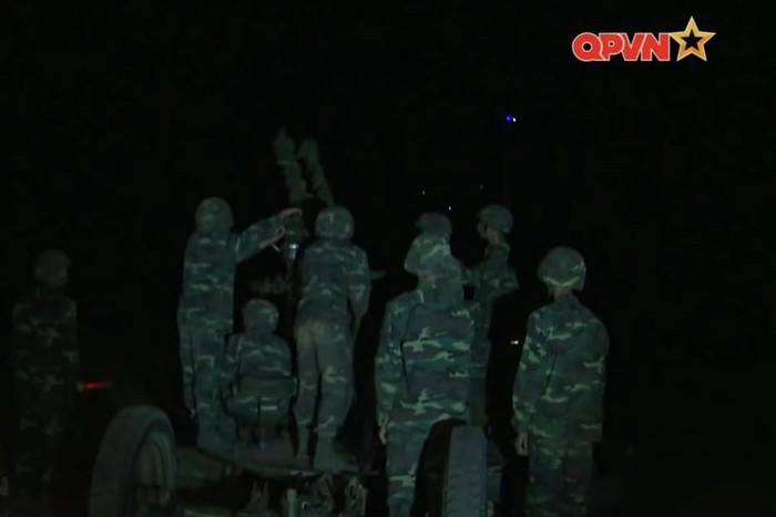 Bộ đội pháo cao xạ 37mm-2N huấn luyện bắn đạn thật ban đêm. Ảnh: QPVN