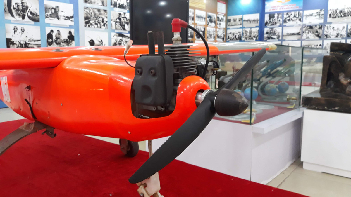 Những mục tiêu bay này có sự hỗ trợ của kính ngắm quang học TZK, điều khiển bằng tay và bay bằng trong tầm quan sát mắt thường. Ảnh: Động cơ cánh quạt của M96D. Ảnh: Hoàng Lê