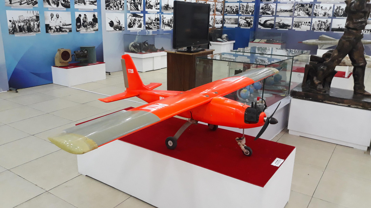  M96D là một trong những mẫu máy bay không người lái đầu tiên do Việt Nam tự thiết kế sản xuất phục vụ hoạt động huấn luyện bắn đạn thật cho bộ đội pháo – tên lửa phòng không. Trong ảnh, UAV M96D được trưng bày tại Bảo tàng Phòng không – Không quân. Ảnh: Hoàng Lê