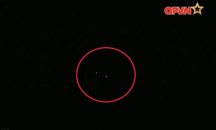 Mặc dù được đánh giá cao và sử dụng rộng rãi, thế nhưng M96 vẫn bộc lộ một số nhược điểm như tầm bay ngắn, trần bay thấp, tốc độ chậm. Do đó, chúng được cho là không phù hợp với hoạt động huấn luyện của bộ đội tên lửa. Ảnh: Mục tiêu bay M96D với hai đèn tín hiệu ở đầu cánh đang làm “nhiệm vụ quân địch” trong bộ đội cao xạ diễn tập bắn đạn thật đánh địch trong đêm tối. Ảnh: QPVN