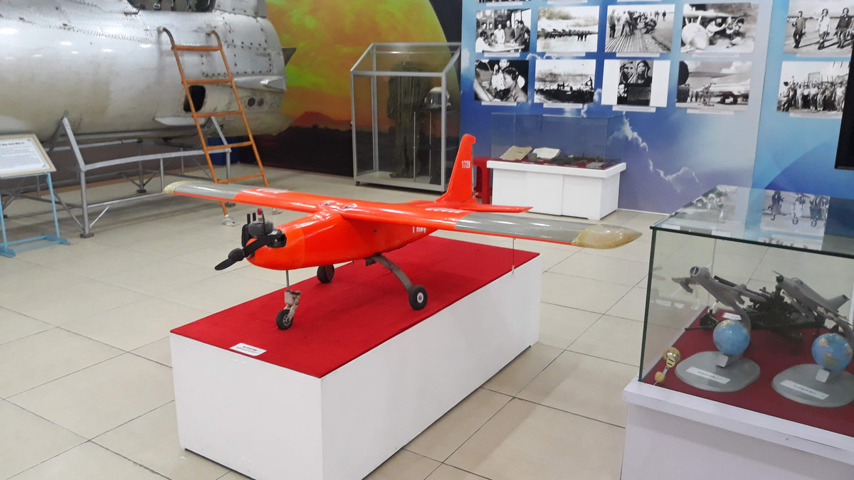 Thực tế, ngoài vai trò làm trinh sát cơ, máy bay không người lái còn được ứng dụng vào nhiệm vụ “máy bay địch” để lực lượng phòng không – không quân tập bắn. Phương tiện này giúp cho các đơn vị pháo, tên lửa huấn luyện chiến đấu sát với thực tế hơn. Ảnh: Hoàng Lê