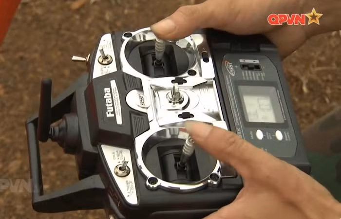 Cận cảnh bộ điều khiển đơn giản của UAV M96D. Ảnh: QPVN