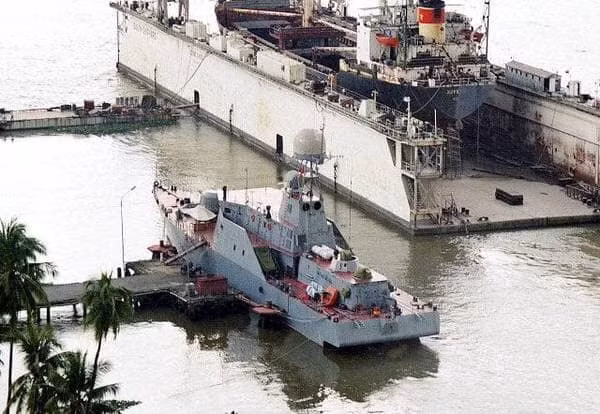 Với lượng giãn nước đầy tải 600 tấn, chiều dài 62m, rộng 11m. Tàu được trang bị 2 động cơ phản lực nước Pump-jet khác với các tàu sử dụng chân vịt thông thường. Con tàu mang trong nó là một loạt các thiết kế mang tính đột phá mà các tàu Molniya 12418 sau này không thể sánh kịp. Ảnh: Cận cảnh tàu 381 chưa đặt các bệ phóng tên lửa Kh-35.