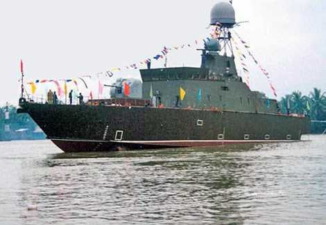 Với việc mua bản vẽ sơ lược của phía Nga, ngành đóng tàu Việt Nam với sự giúp đỡ từ nước bạn đã bắt tay vào chế tạo chiếc tàu tên lửa tấn công nhanh đầu tiên, gọi là dự án BPS-500. Con tàu được hạ thuỷ năm 1999 và được đưa vào biên chế Hải quân nhân dân Việt Nam trong cùng năm với tên gọi HQ-381. Ảnh: Tàu 381 vừa hạ thủy và chưa sơn số hiệu.