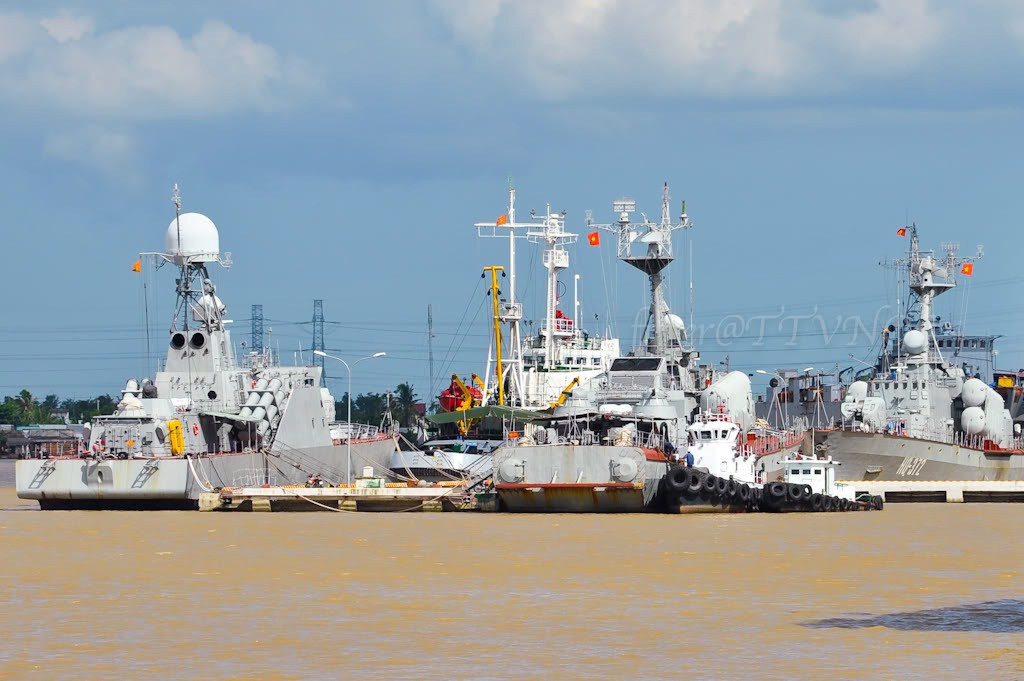 Hội tụ nhiều ưu điểm với kỳ vọng sẽ là niềm tự hào mới của Hải quân Việt Nam. Thế nhưng lúc đưa vào thử nghiệm, mọi chuyện đã không được suôn sẻ như mong muốn. Khung thân tàu đã bị tính toán không phù hợp khiến cho việc nó bắn tên lửa là không ổn định. Ảnh: Tàu BPS-500 (trái) đậu cạnh tàu 1241RE (phải)