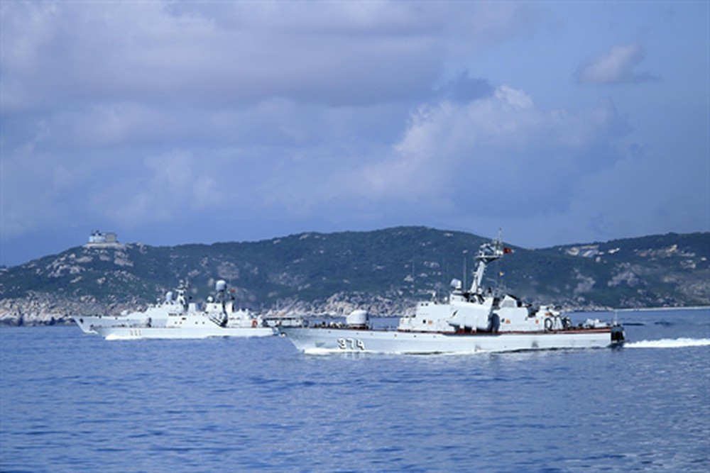 Mặc dù vậy vẫn không thể phủ nhận được những ưu việt của tàu BPS-500 và những lỗi của nó gần đây đã được phía ta khắc phục. Tuy nhiên dự án BPS-500 thì đã không bao giờ còn có thể tiếp tục được nữa. Đây cũng là một trong những tham vọng lớn của lực lượng hải quân ta trong những năm đầu thế kỷ XXI nhằm thay máu lực lượng tàu tên lửa và nâng cao năng lực đóng tàu trong nước. Hy vọng sắp tới, sẽ tiếp tục có những đề án tự nghiên cứu chế tạo tàu chiến mới trong nước, đáp ứng lòng mong mỏi của quân đội ta bấy lâu cần một mẫu tàu tự đóng mạnh mẽ. Ảnh: Biên đội tàu Gepard 3.9, 1241RE và BPS-500 di chuyển trên biển.