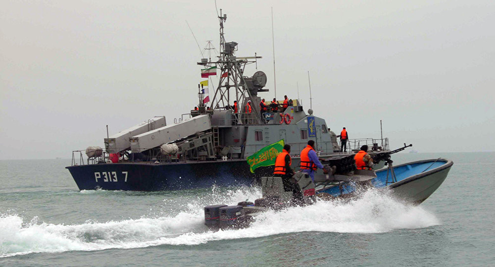 Thực vậy, trang bị to nhất của IRGC hải quân chỉ là một số tàu tên lửa tấn công nhanh với vũ khí 2-4 tên lửa chống hạm tầm ngắn. Ưu thế của các tàu kiểu này chính là tốc độ, sự nhỏ gọn khiến chúng cũng khó bị phát hiện trên mặt biển. Chúng lợi dụng tốc độ - diện tích phản xạ sóng radar thấp, tiếp cận mục tiêu ở cự ly gần nhất có thể, phóng tên lửa rồi rút lui thật nhanh vào tầm bảo vệ của lực lượng phòng thủ bờ biển. Ảnh: Wikipedia