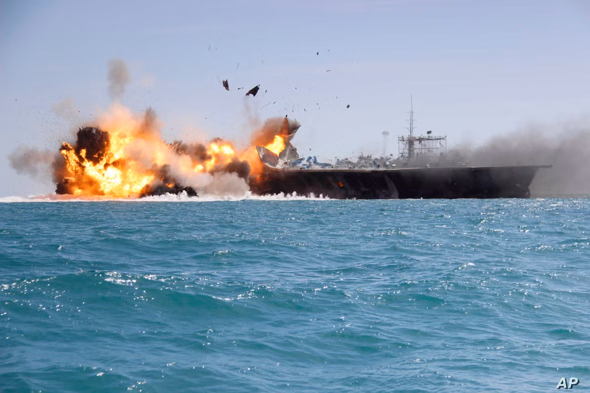 Tuyên bố của vị Đô đốc IRGC được đưa ra ngay sau khi lãnh đạo tối cao của Cách mạng Hồi giáo Ayatollah Seyed Khamenei cảnh báo một cuộc trả thù khốc liệt đang chờ những tội phạm đã giết chết ông Soleimani và một cuộc đáp trả cứng rắn đang chờ Mỹ. Ảnh: Một cuộc tập trận tấn công mô hình tàu sân bay của lực lượng vũ trang Iran cách đây vài năm. Ảnh: AP