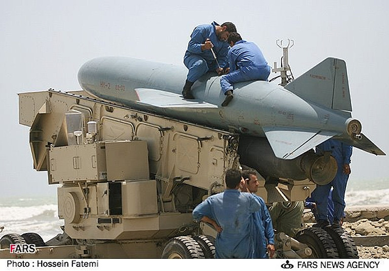 Ngoài tàu chiến nhỏ, Hải quân IRGC cũng duy trì số lượng lớn các hệ thống tên lửa phòng thủ bờ biển với tầm bắn không quá 300km. Tuy nhiên, thế là đủ tạo nên mối đe dọa lớn với các tàu chiến của phương Tây. Ngoài ra, đó là sự bảo vệ tích cực cho đội tàu mặt nước nhỏ của IRGC khi họ “rút lui” sau khi tiêu thụ sạch đạn dược. Ảnh: Fars News
