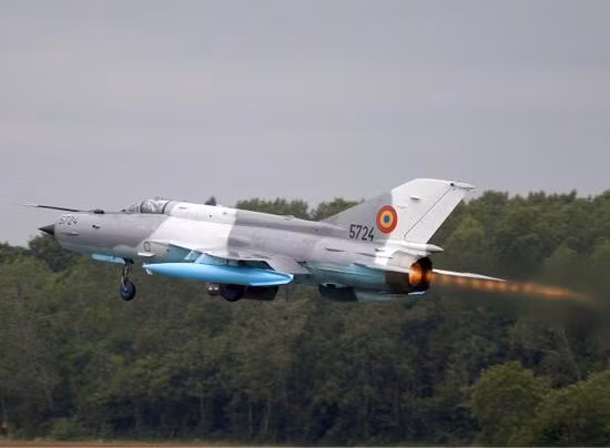 Từ năm 1995, Elbit đã giúp Romania nâng cấp thành công máy bay chiến đấu MiG-21 Lancer lên chuẩn Lancer C-belt, với 2 màn hình LCD hiển thị đa chức năng; phi công được trang bị kính ngắm gắn trên mũ bay, lắp radar PD cỡ nhỏ EL/M-2032 ở mũi. Ảnh: MiG-21 Lancer của Romania - Nguồn: Sina