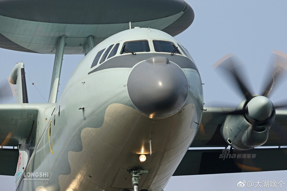 Máy bay được thiết kế với một Radar ở trên lưng, với khoảng cách phát hiện máy bay khác trong tối đa 470km. Nhưng đối với các loại máy bay tàng hình thì khoảng cách phát hiện sẽ ngắn hơn. Đây chính là khắc tinh của những loại máy bay tàng hình hiện nay như F-35, F-22, Su-57,... Ảnh: Cận cảnh Radar trên lưng máy bay KQ-500.