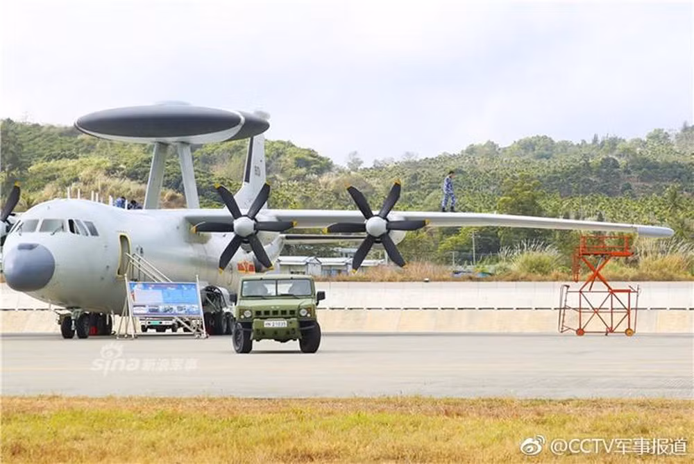 Không những sở hữu radar mạnh mẽ, tải trọng của KJ-500 cũng vô cùng ấn tượng. Trọng lượng cất cánh tối đa lên đến 77 tấn, ấn tượng hơn cả C-130 Hercules của Hoa Kỳ chỉ có trọng lượng cất cánh tối đa hơn 70 tấn.