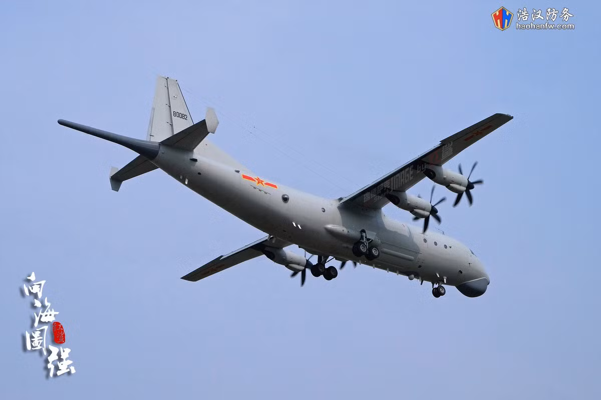 Máy bay trinh sát điện tử KQ-200 (hay còn được gọi là Y-8Q) một loại máy bay chuyên dụng của không quân hải quân Trung Quốc. Nó xuất hiện lần đầu tiên vào tháng 11/2011 và sản xuất loạt từ năm 2015. Ảnh: Máy bay trinh sát săn ngầm KQ-200.