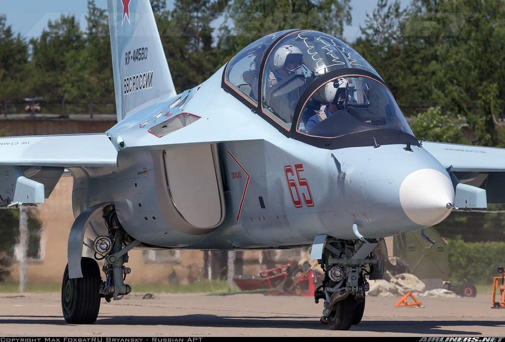 Yak-130 có thiết kế cánh cụp tối ưu, được chế tạo bằng hợp kim nhẹ với những bề mặt được làm bằng sợi carbon. Nó được bảo vệ bằng loại giáp Kevlar với các phần trọng yếu, gồm động cơ, buồng lái và ngăn chứa hệ thống điện tử hàng không. Ảnh: Airliners.net