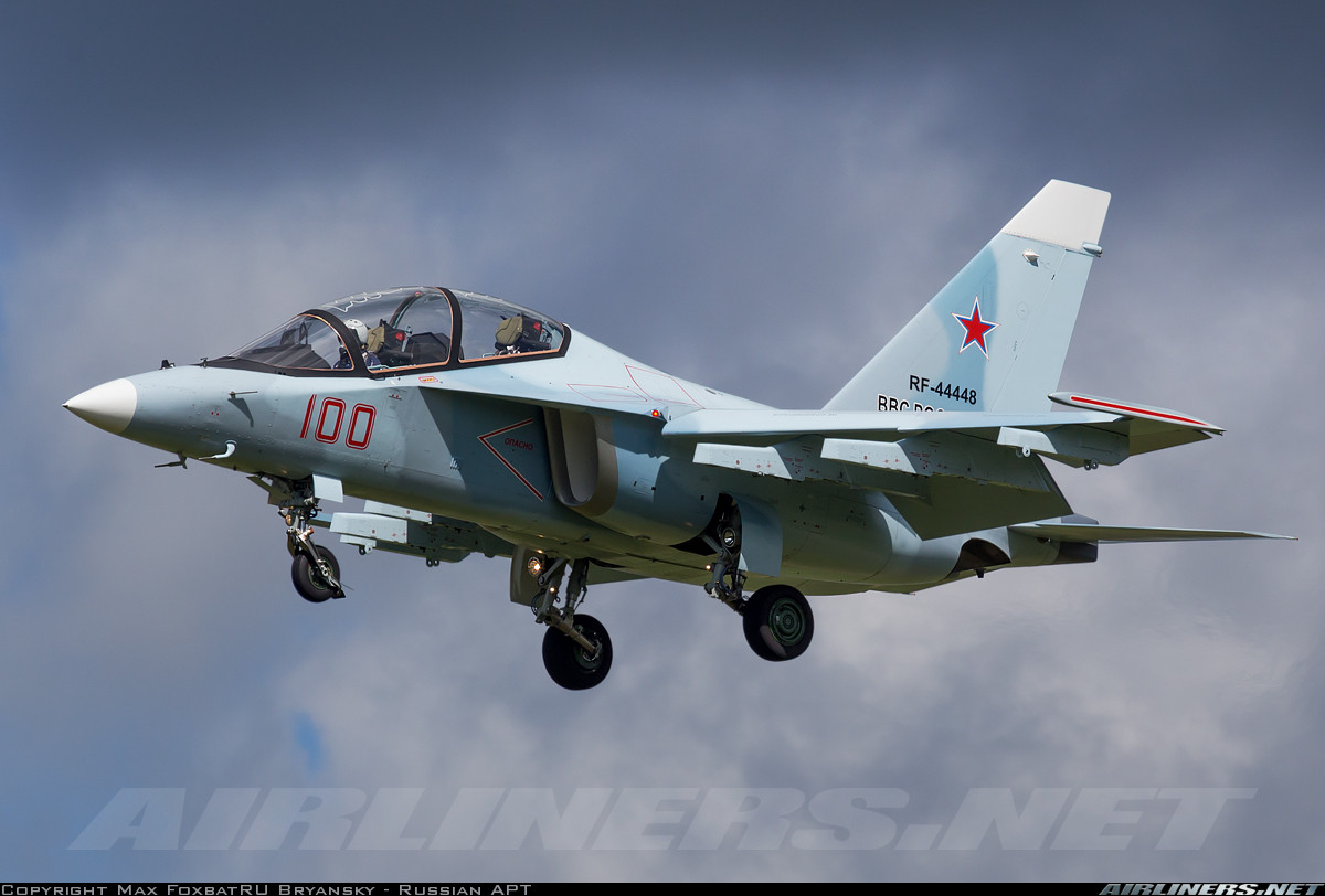 Theo người đối thoại của Vedomosti, Việt Nam có thái độ khá thận trọng, chỉ quan tâm đến những loại vũ khí cần thiết nhằm giữ cho các lực lượng vũ trang luôn sẵn sàng chiến đấu. Việt Nam trở thành khách hàng nước ngoài thứ sáu của Yak-130: trước đây máy bay này đã được xuất khẩu sang Algeria, Bangladesh, Myanmar, Lào và Belarus. Ảnh: Airliners.net