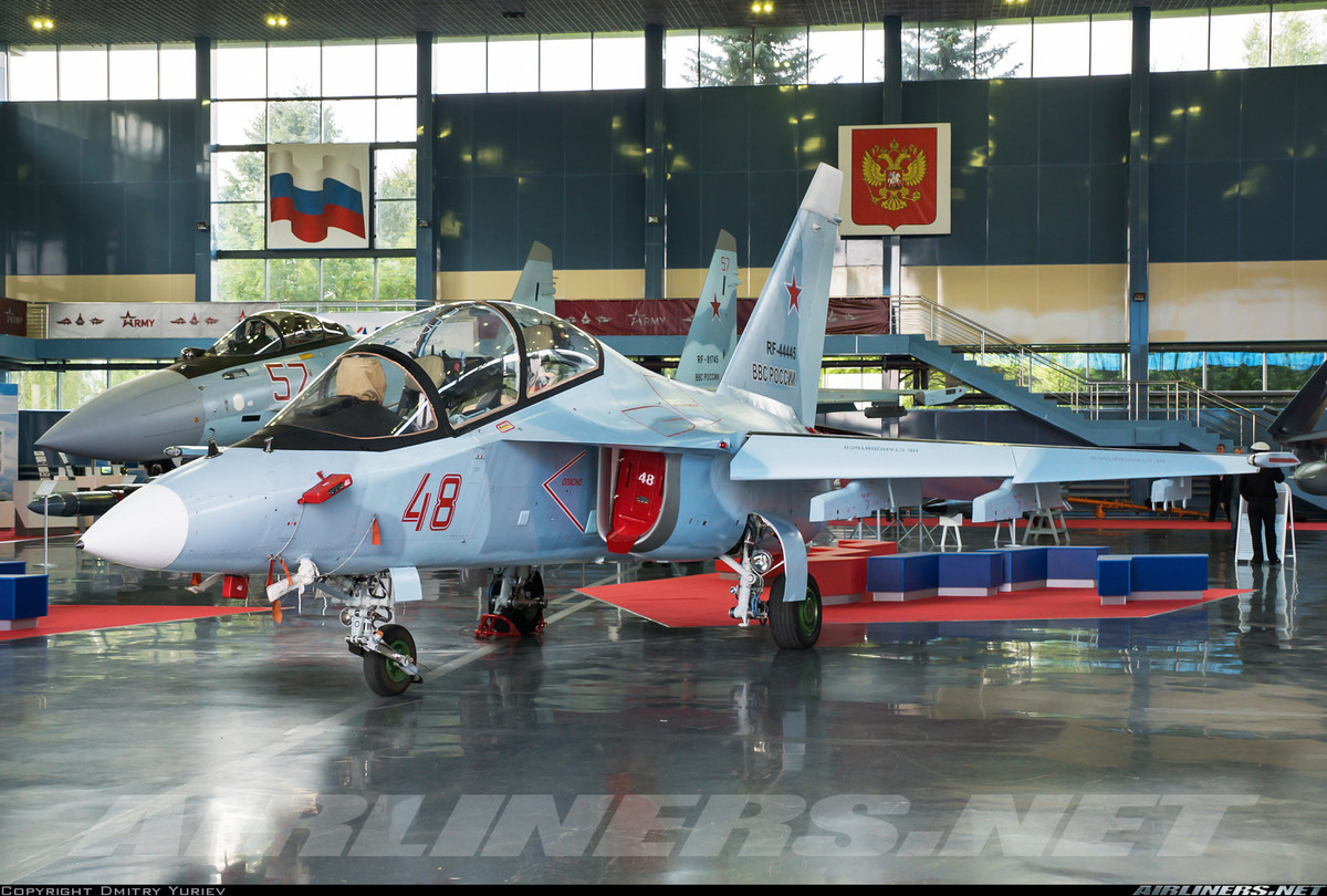 Yak-130 là máy bay huấn luyện kiêm chiến đấu hạng nhẹ hai chỗ ngồi, 2 động cơ, tốc độ bay cận âm, có khả năng hoạt động trong mọi điều kiện thời tiết. Nó được thiết kế để đáp ứng huấn luyện phi công điều khiển các máy bay tiêm kích thế hệ 4 và thế hệ 5. Ảnh: Airliners.net