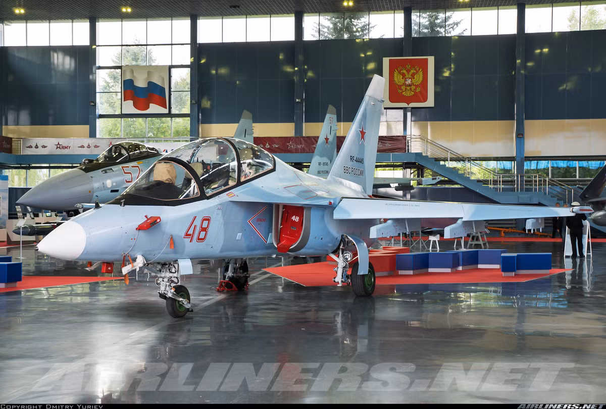 Yak-130 là máy bay huấn luyện kiêm chiến đấu hạng nhẹ hai chỗ ngồi, 2 động cơ, tốc độ bay cận âm, có khả năng hoạt động trong mọi điều kiện thời tiết. Nó được thiết kế để đáp ứng huấn luyện phi công điều khiển các máy bay tiêm kích thế hệ 4 và thế hệ 5. Ảnh: Airliners.net