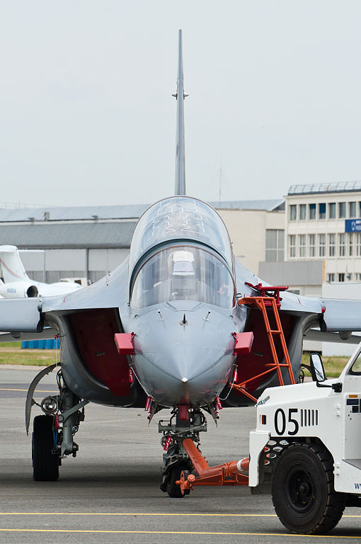 Máy bay huấn luyện Yak-130 có buồng lái tiêu chuẩn 2 chỗ ngồi và được trang bị hê thống điều áp không khí, nó được trang bị loại ghế phóng NPO Zvezda K-36LT3.5 zero-zero. Phi công có một tầm nhìn toàn diện qua vòm kính che buồng lái. Phi công ngồi phía trước có một tầm nhìn qua mũi máy bay là -16°. Phi công ngồi sau là -6°. Yak-130 là máy bay đầu tiên của Nga được sản xuất với một bộ hệ thống điện tử hàng không tín hiệu số. Ảnh: Wikipedia