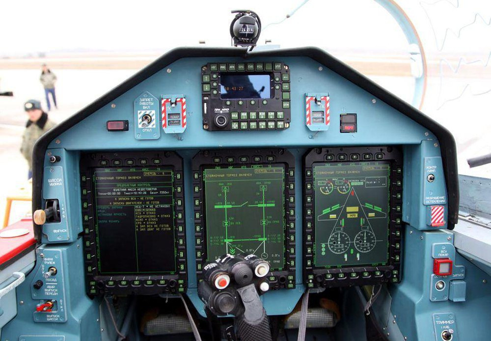 Cả hai phi công đều được trang bị hệ thống tầm nhìn ban đêm và 3 màn hình hiển thị đa chức năng tinh thể lỏng 6x8 in. Phi công phía trước có thể sử dụng hệ thống hiển thị tầm nhìn phía trước trên mũ để chỉ thị mục tiêu. Phi công lựa chọn mô hình phần mềm của hệ thống mô phỏng điều khiển trên máy tính của Yak-130 để lựa chọn bài tập bay. Ngoài ra phi công còn có thể lựa chọn kiểu bay trong khi đang bay. Hệ thống có thể bỏ ghi nhận những sai lầm của phi công, từ đó đánh giá rút ra kết luận về chuyến bay, điều này giúp ích rất nhiều cho việc rèn luyện kỹ năng bay ở phi công. Ảnh: Wikipedia