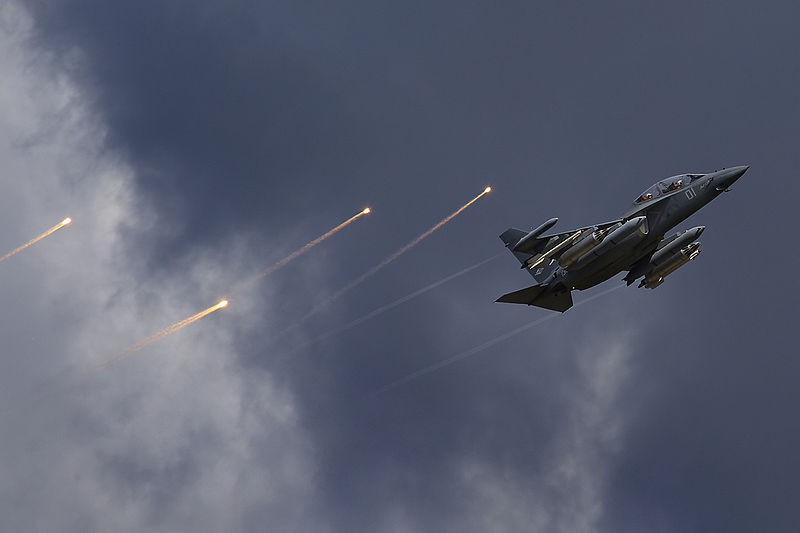 Yak-130 trang bị hai động cơ turbofan Ivchenko-Progress AI-222-25 cho tốc độ bay tối đa 1.060km/h, tầm bay chiến đấu 555km, tầm bay cực đại 2.100km, trần bay 12.500m, tốc độ leo cao 65m/s. Ảnh: Wikipedia