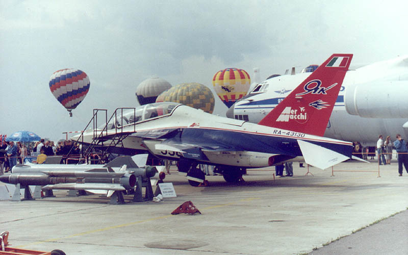 Đáng lưu ý, việc phát triển máy bay Yak-130 là sự hợp tác có "1-0-2" giữa Cục thiết kế Yakovlev với hãng Aermacchi của Italy. Điều này là vô cùng hiếm có nếu tính tới quan hệ của Liên Xô/Nga với các phương Tây. Dự án được triển khai năm 1991, hoàn thành tháng 3/1993 với mẫu thử nghiệm có tên là Yak/AEM-130D. Năm 1999, khi quan hệ đối tác đổ vỡ, 2 công ty phát triển chúng thành thiết kế riêng biệt, Yakovlev phát triển thành Yak-130, còn Aermacchi phát triển thành M-346. Ảnh: Wikipedia