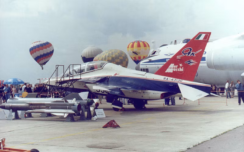 Đáng lưu ý, việc phát triển máy bay Yak-130 là sự hợp tác có "1-0-2" giữa Cục thiết kế Yakovlev với hãng Aermacchi của Italy. Điều này là vô cùng hiếm có nếu tính tới quan hệ của Liên Xô/Nga với các phương Tây. Dự án được triển khai năm 1991, hoàn thành tháng 3/1993 với mẫu thử nghiệm có tên là Yak/AEM-130D. Năm 1999, khi quan hệ đối tác đổ vỡ, 2 công ty phát triển chúng thành thiết kế riêng biệt, Yakovlev phát triển thành Yak-130, còn Aermacchi phát triển thành M-346. Ảnh: Wikipedia