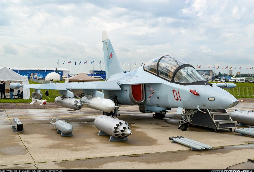 Đặc biệt, ngoài vai trò huấn luyện phi công, Yak-130 hoàn toàn đáp ứng với vai trò là tiêm kích hạng nhẹ hay cường kích hạng nhẹ. Nó có tới 8 giá treo cho phép mang tới 3 tấn vũ khí. Theo nhà sản xuất, Yak-130 mang được tên lửa không đối không tầm nhiệt R-73, tên lửa không đối đất Kh-25ML, bom dẫn đường thông minh hoặc bom thường cùng các loại rocket không đối đất tiêu chuẩn của Nga. Ảnh: Airliners.net
