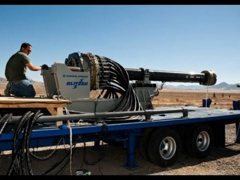 Pháo điện từ có thể có nhiều dạng khác nhau, dạng phổ biến nhất có cấu tạo cơ bản gồm 3 phần chính: nguồn điện, 2 ray dẫn kim loại song song, và phần lõi dẫn điện, có thể trượt dọc theo 2 thanh ray trên.