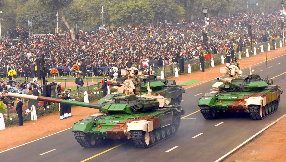 Xe tăng T-90: Hiện nay trong biên chế lục quân Ấn Độ đang có khoảng hơn 1.000 chiếc xe tăng T-90S và T-90 Bhisma do nước này nhập khẩu từ Nga và tự sản xuất theo công nghệ chuyển giao. Đây chính là nắm đấm thép chủ lực của lục quân nước này trước mọi kẻ thù. Ảnh: T-90 của Ấn Độ trong 1 cuộc duyệt binh.