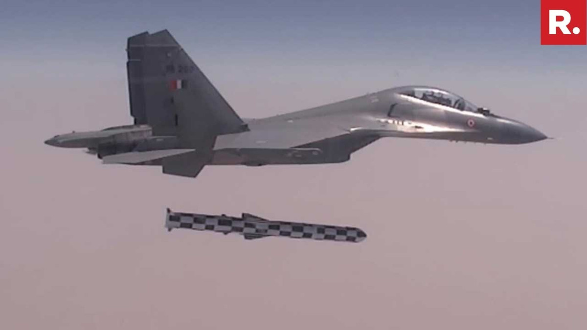 Mới đây, Ấn Độ cũng đã bắt đầu sử dụng phiên bản Brahmos phóng từ máy bay tiêm kích Su-30 MKI sau khi nó vượt qua các cuộc thử nghiệm. Được biết, chiến đấu cơ mang tên lửa này đang được triển khai đến khu vực biên giới với Trung Quốc nhằm tạo sức mạnh răn đe. Ảnh: Máy bay Su-30 MKI phóng tên lửa Brahmos.