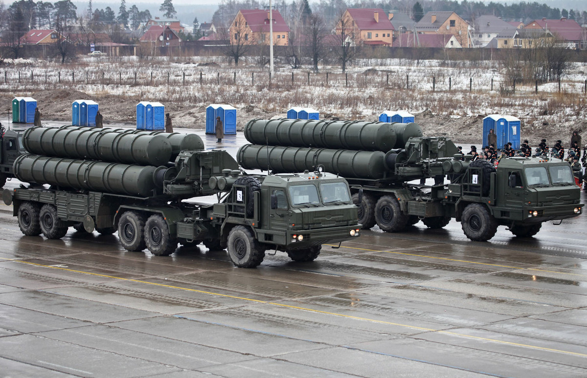 Tổ hợp tên lửa phòng không S-400: Năm 2018, Ấn Độ đã ký với Nga một hợp đồng trị giá 5.4 tỷ USD mua 5 tổ hợp phòng không S-400 từ Nga và dự kiến sẽ giao hàng đầy đủ trước năm 2025. Đây là những tổ hợp phòng không tầm xa hiện đại hàng đầu thế giới hiện nay, việc Ấn Độ đưa vào trang bị loại vũ khí này sẽ có sức răn đe vô cùng lớn với Không quân Trung Quốc. Ảnh: Tổ hợp phòng không S-400.
