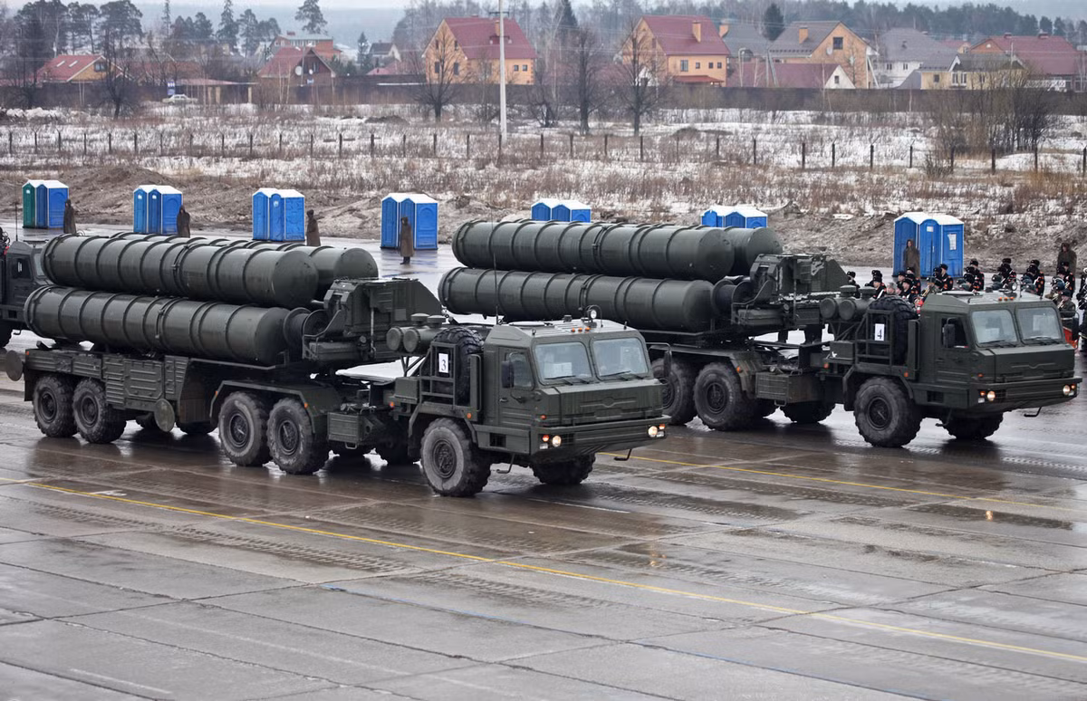 Tổ hợp tên lửa phòng không S-400: Năm 2018, Ấn Độ đã ký với Nga một hợp đồng trị giá 5.4 tỷ USD mua 5 tổ hợp phòng không S-400 từ Nga và dự kiến sẽ giao hàng đầy đủ trước năm 2025. Đây là những tổ hợp phòng không tầm xa hiện đại hàng đầu thế giới hiện nay, việc Ấn Độ đưa vào trang bị loại vũ khí này sẽ có sức răn đe vô cùng lớn với Không quân Trung Quốc. Ảnh: Tổ hợp phòng không S-400.