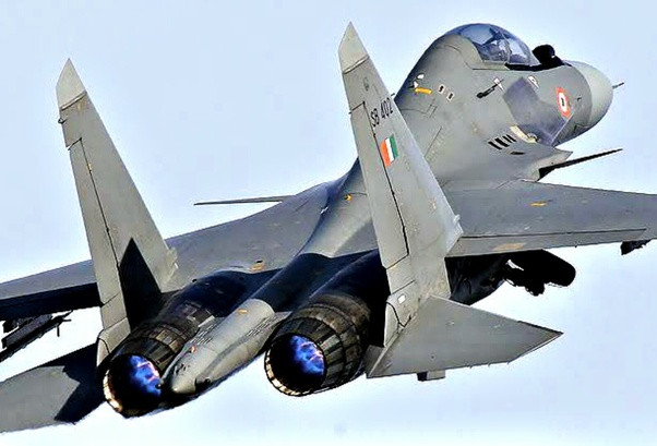 Những chiến đấu cơ hạng nặng này có một sức mạnh tuyệt vời, độ cơ động cao, sức tải vũ khí lớn trong đó có thể mang theo cả tên lửa hành trình siêu thanh Brahmos của Ấn Độ tự chế tạo, tên lửa không đối không R-77 và R-27ER với tầm bắn lần lượt là 110km và 130km. Ảnh: Chiến đấu cơ Su-30MKI trong lúc cất cánh.