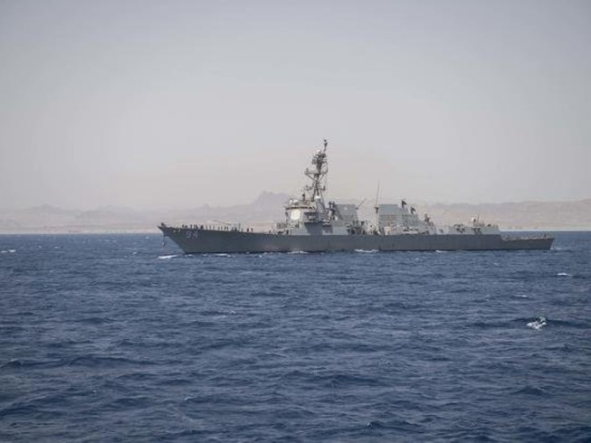 Hôm 23/6 vừa qua, Hải quân Hoa Kỳ đã điều động khu trục hạm USS Nitze (DDG-94) đến khu vực biển Caribbean, gần lãnh hải 12 hải lý của Venezuela sau khi một tàu tiếp tế của Iran vừa cập cảng La Guaira của nước này để tiếp tế hàng chục ngàn tấn lương thực. Ảnh: USS Nitze ở ngoài lãnh hải Venezuela hôm 23/6. Ảnh: Hải quân Mỹ.