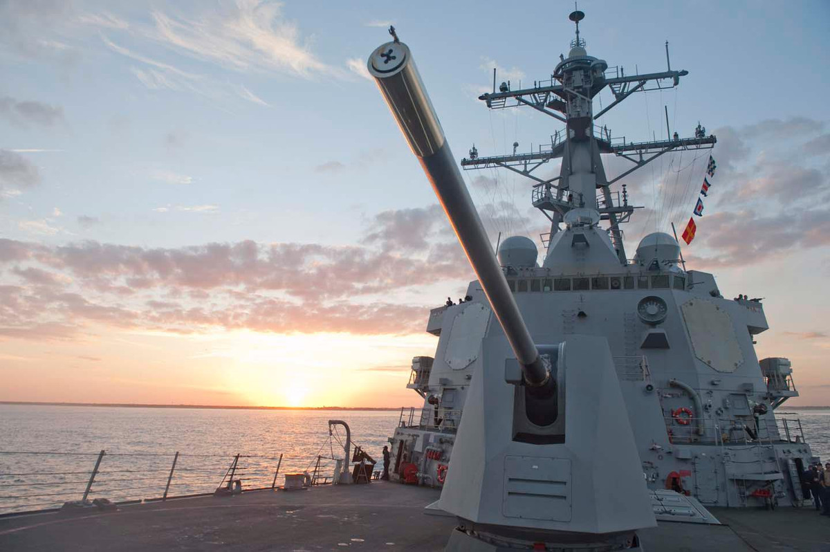 Vũ khí trang bị bao gồm một hải pháo Mk-45 cỡ nòng 127mm ở phía trước mũi tàu. Pháo sử dụng đạn 127x835mm, mỗi viên nặng 31.75kg, tầm bắn tối đa 24km và lên đến 37km đối với phiên bản mới nhất Mk-45 Mod 4. Ảnh: Cận cảnh hải pháo Mk-45 trên tàu USS Nitze