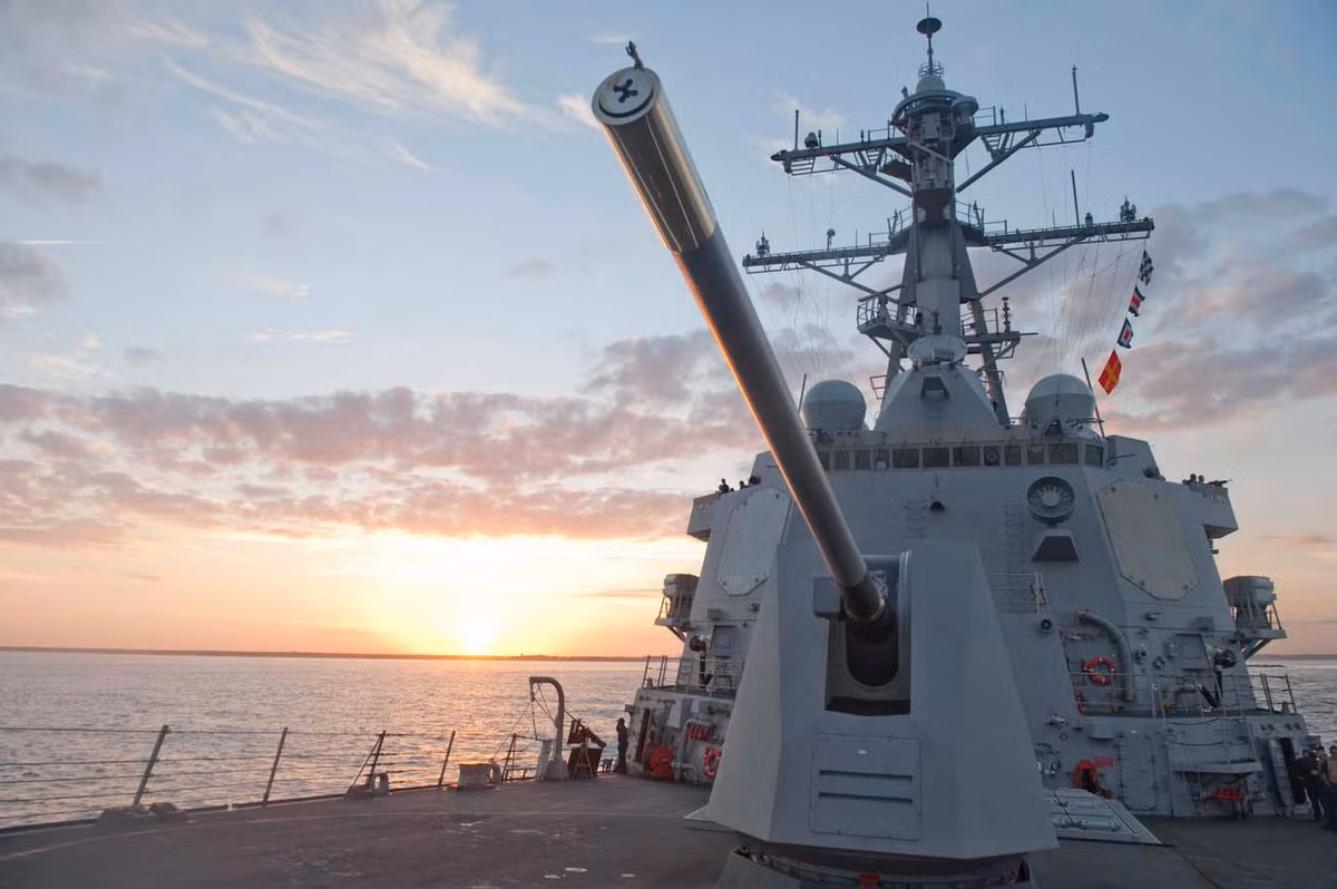 Vũ khí trang bị bao gồm một hải pháo Mk-45 cỡ nòng 127mm ở phía trước mũi tàu. Pháo sử dụng đạn 127x835mm, mỗi viên nặng 31.75kg, tầm bắn tối đa 24km và lên đến 37km đối với phiên bản mới nhất Mk-45 Mod 4. Ảnh: Cận cảnh hải pháo Mk-45 trên tàu USS Nitze