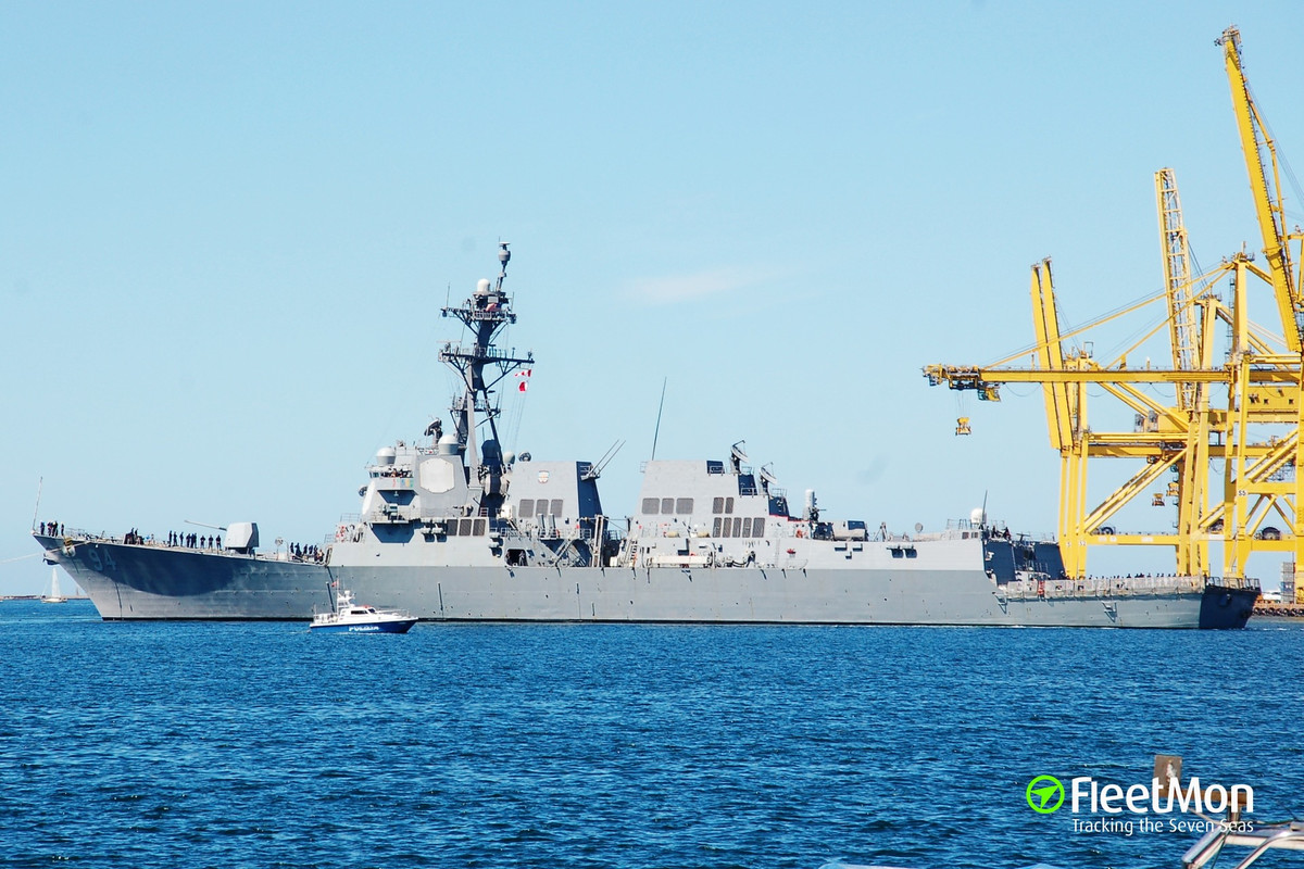 USS Nitze (DDG-94) được hạ thủy là một khu trục hạm thuộc lớp Arleigh Burke (phiên bản Flight IIA) nổi tiếng của Mỹ, hạ thủy năm 2004 và chính thức đưa vào biên chế hải quân Hoa Kỳ tháng 3/2005. Ảnh: USS Nitze cặp cảng.